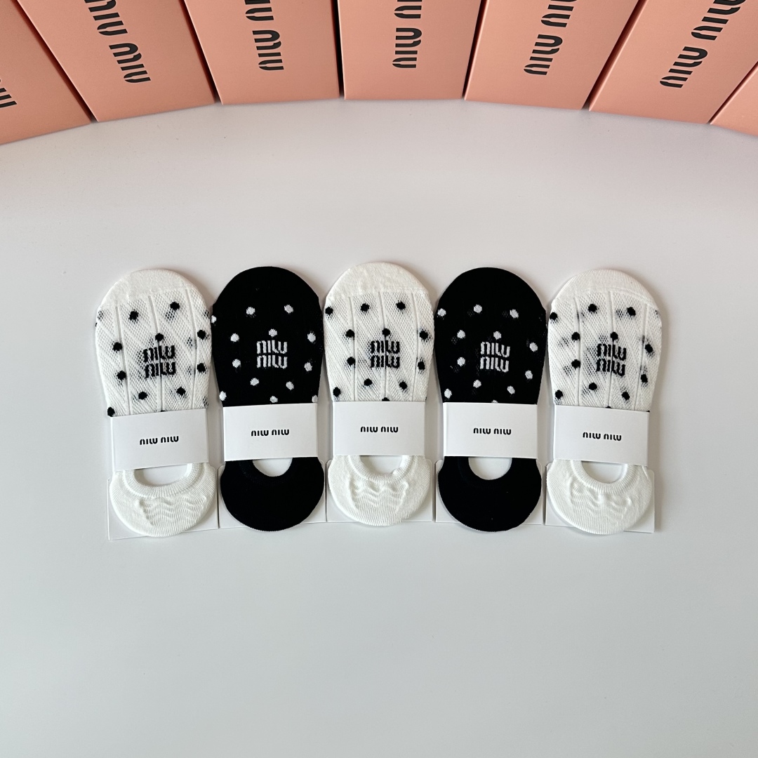   💛配专柜包装
MIUMIU（缪缪）新款船袜隐形袜堆堆袜袜子！一盒五双，专柜同步筒袜袜子，💛大牌出街，
