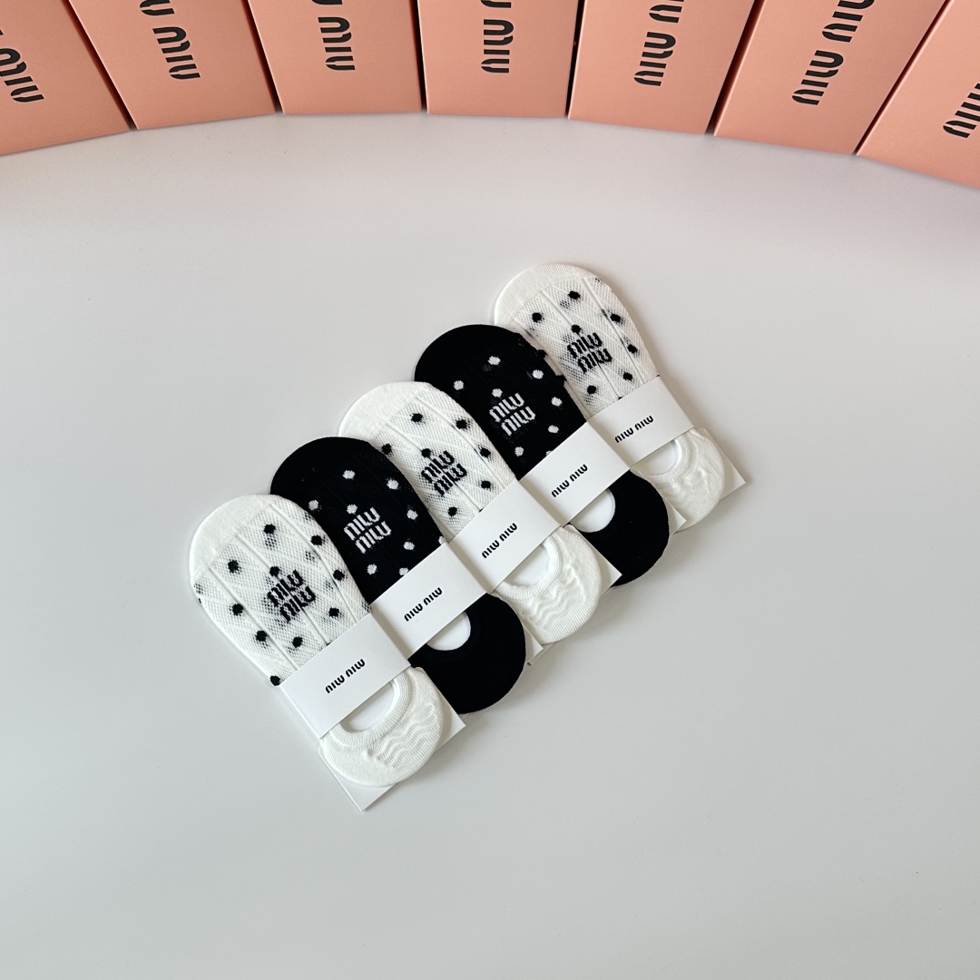   💛配专柜包装
MIUMIU（缪缪）新款船袜隐形袜堆堆袜袜子！一盒五双，专柜同步筒袜袜子，💛大牌出街，