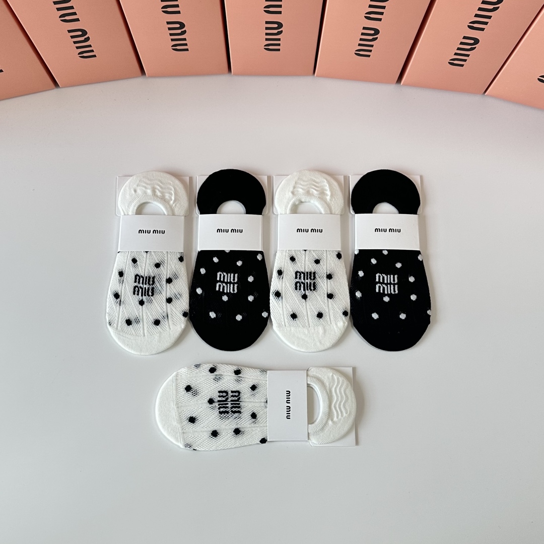   💛配专柜包装
MIUMIU（缪缪）新款船袜隐形袜堆堆袜袜子！一盒五双，专柜同步筒袜袜子，💛大牌出街，