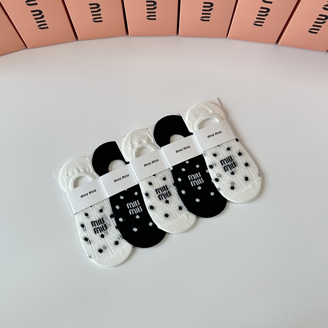   💛配专柜包装
MIUMIU（缪缪）新款船袜隐形袜堆堆袜袜子！一盒五双，专柜同步筒袜袜子，💛大牌出街，