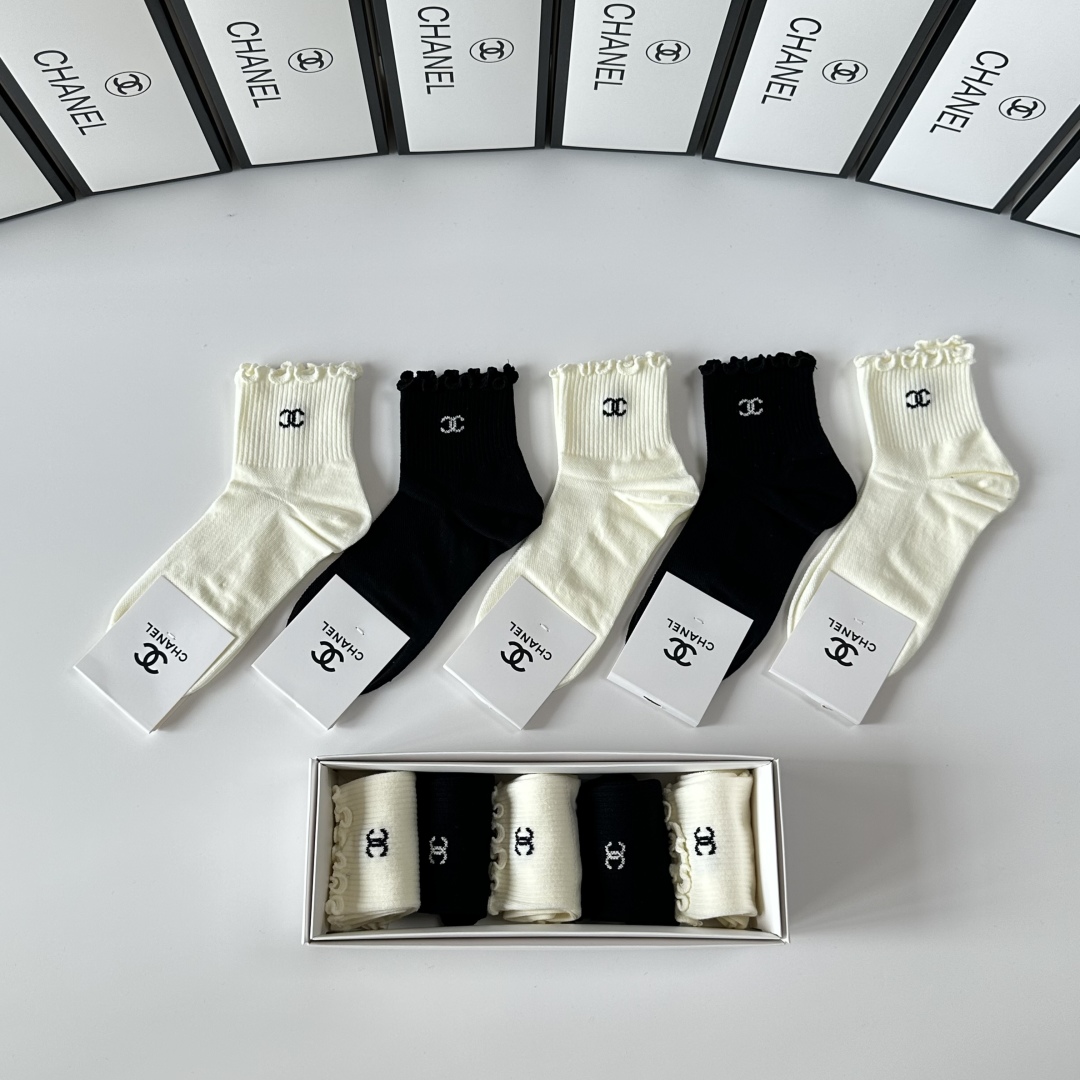  💛配包装
Chanel（香奈儿）新款经典中长款堆堆袜袜子！一盒五双， 专柜同步筒袜袜子，💛大牌出街，潮