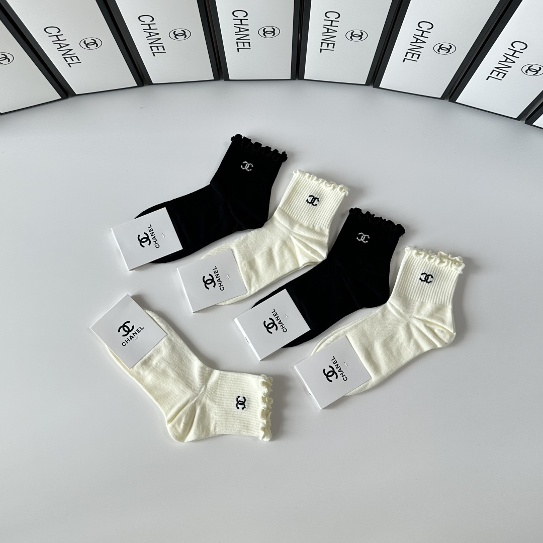  💛配包装
Chanel（香奈儿）新款经典中长款堆堆袜袜子！一盒五双， 专柜同步筒袜袜子，💛大牌出街，潮