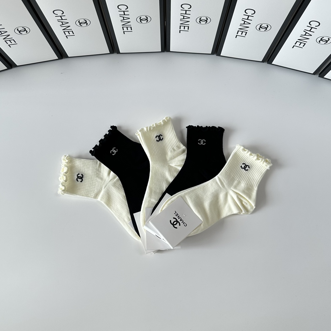  💛配包装
Chanel（香奈儿）新款经典中长款堆堆袜袜子！一盒五双， 专柜同步筒袜袜子，💛大牌出街，潮