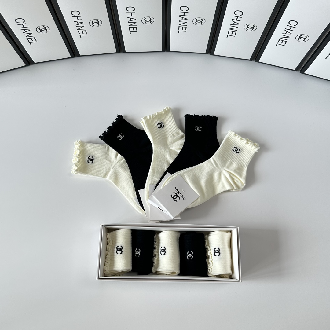  💛配包装
Chanel（香奈儿）新款经典中长款堆堆袜袜子！一盒五双， 专柜同步筒袜袜子，💛大牌出街，潮