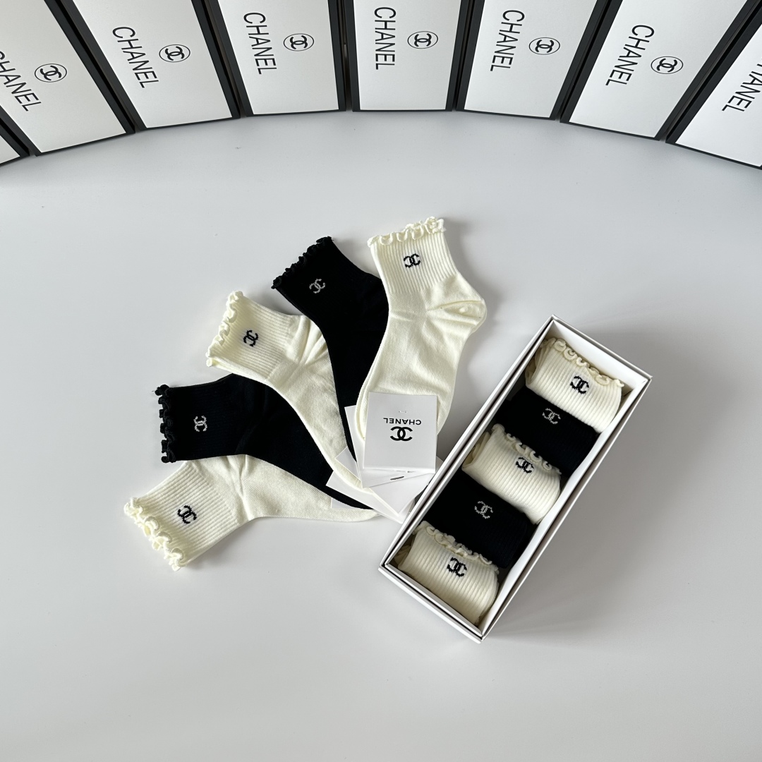  💛配包装
Chanel（香奈儿）新款经典中长款堆堆袜袜子！一盒五双， 专柜同步筒袜袜子，💛大牌出街，潮