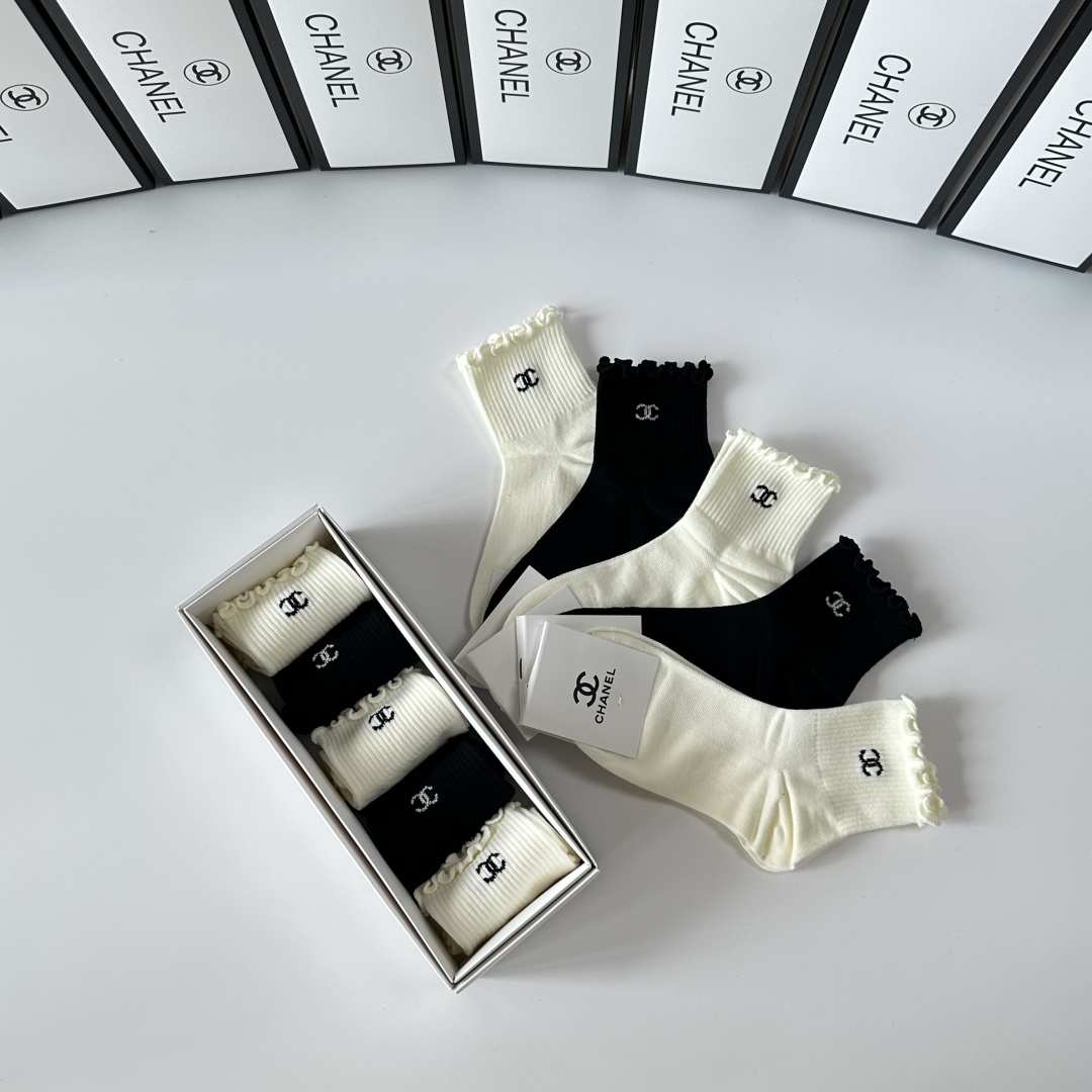  💛配包装
Chanel（香奈儿）新款经典中长款堆堆袜袜子！一盒五双， 专柜同步筒袜袜子，💛大牌出街，潮