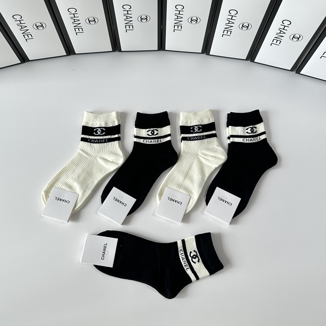  💛配包装
Chanel（香奈儿）新款经典中长款堆堆袜袜子！一盒五双， 专柜同步筒袜袜子，💛大牌出街，潮