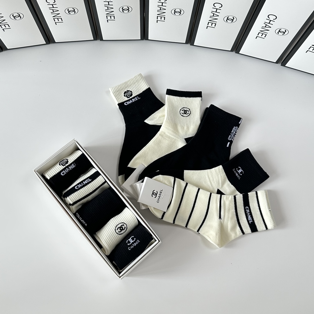  💛配包装
Chanel（香奈儿）新款经典中长款堆堆袜袜子！一盒五双， 专柜同步筒袜袜子，💛大牌出街，潮