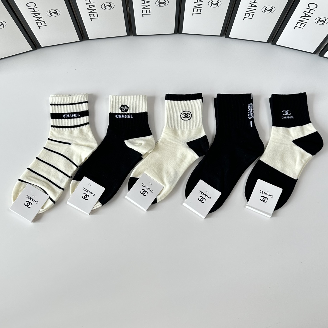  💛配包装
Chanel（香奈儿）新款经典中长款堆堆袜袜子！一盒五双， 专柜同步筒袜袜子，💛大牌出街，潮