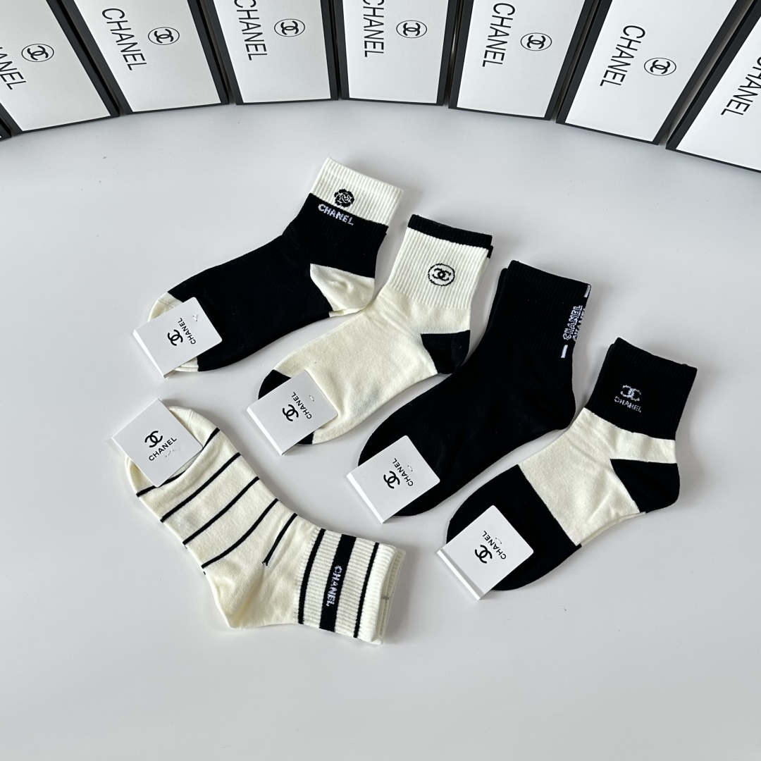  💛配包装
Chanel（香奈儿）新款经典中长款堆堆袜袜子！一盒五双， 专柜同步筒袜袜子，💛大牌出街，潮