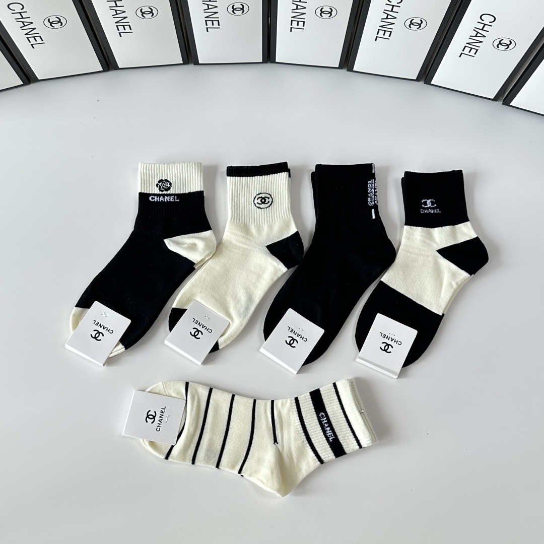  💛配包装
Chanel（香奈儿）新款经典中长款堆堆袜袜子！一盒五双， 专柜同步筒袜袜子，💛大牌出街，潮