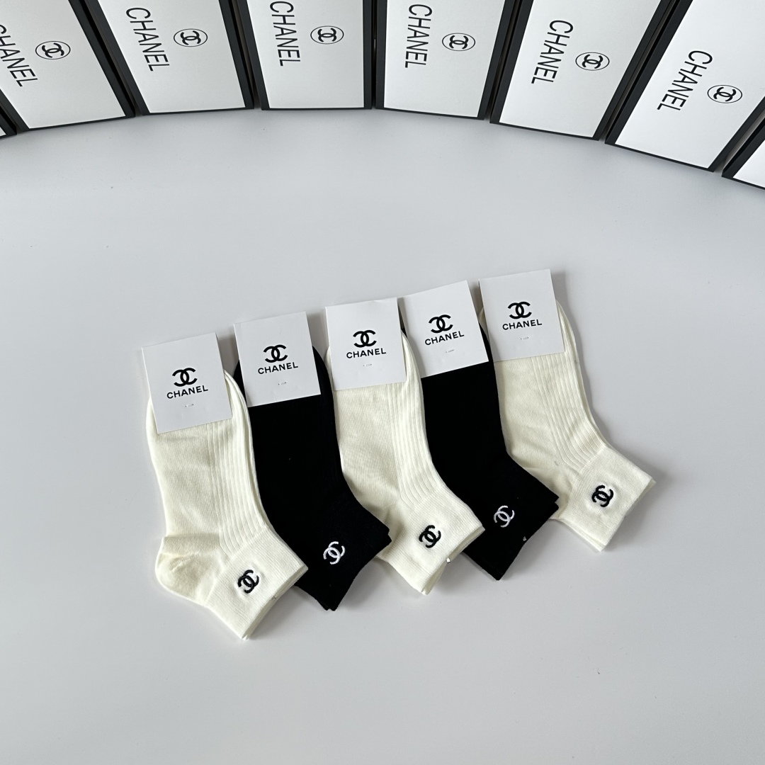 💛配专柜包装
Chanel（香奈儿）新款刺绣中短款堆堆袜袜子！一盒两双，专柜同步款袜子，💛大牌出街，潮人
