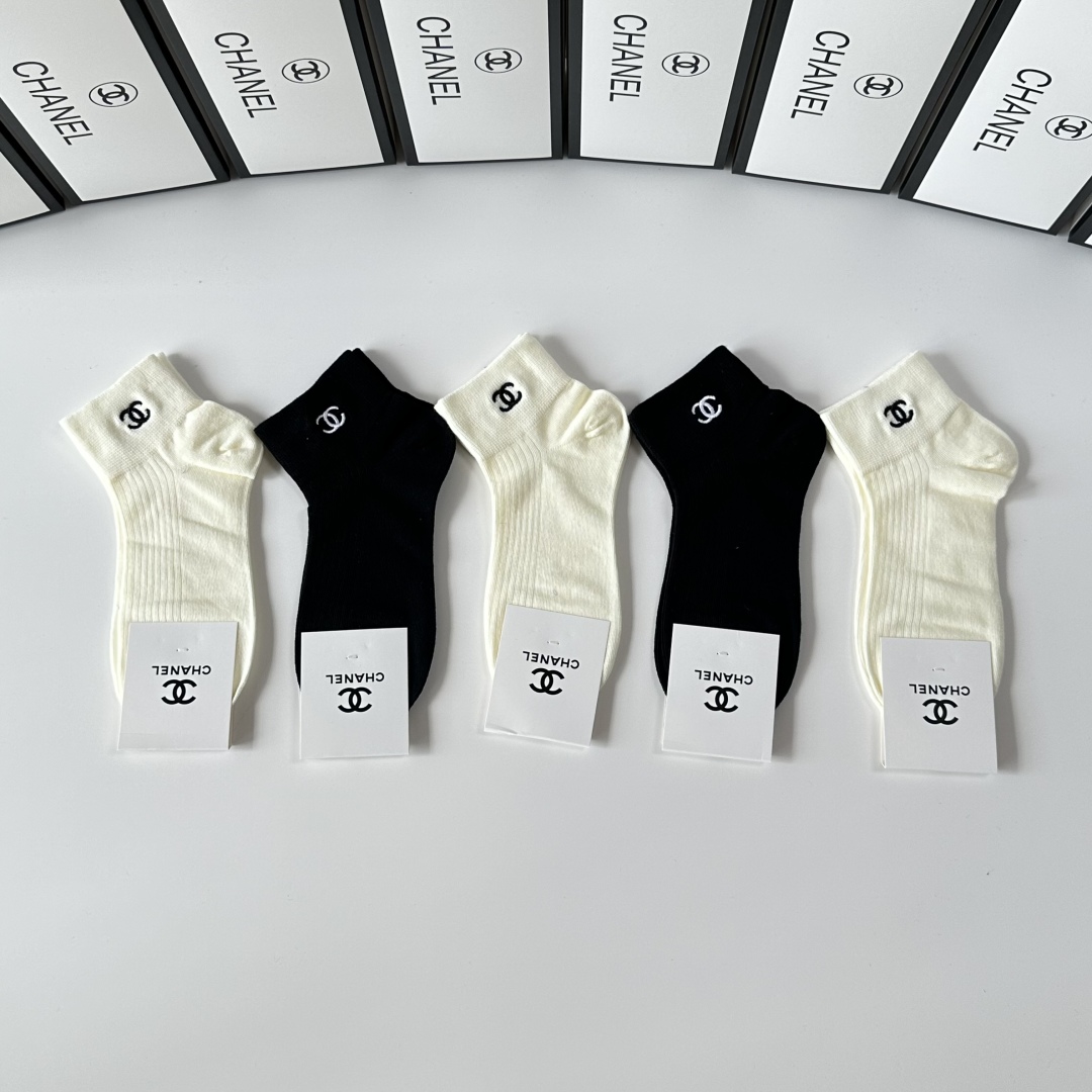 💛配专柜包装
Chanel（香奈儿）新款刺绣中短款堆堆袜袜子！一盒两双，专柜同步款袜子，💛大牌出街，潮人