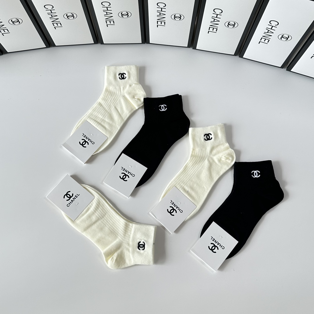💛配专柜包装
Chanel（香奈儿）新款刺绣中短款堆堆袜袜子！一盒两双，专柜同步款袜子，💛大牌出街，潮人