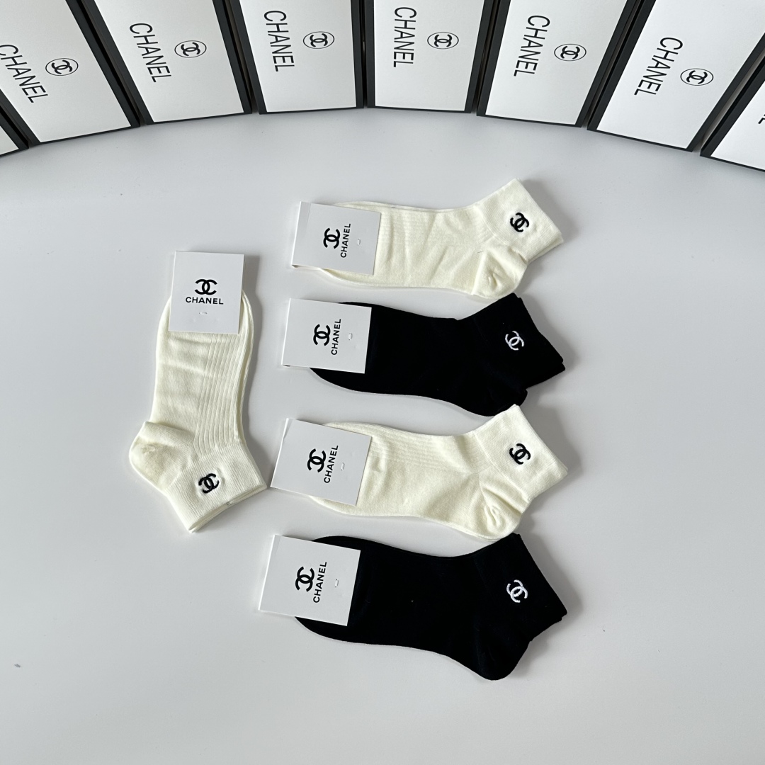 💛配专柜包装
Chanel（香奈儿）新款刺绣中短款堆堆袜袜子！一盒两双，专柜同步款袜子，💛大牌出街，潮人