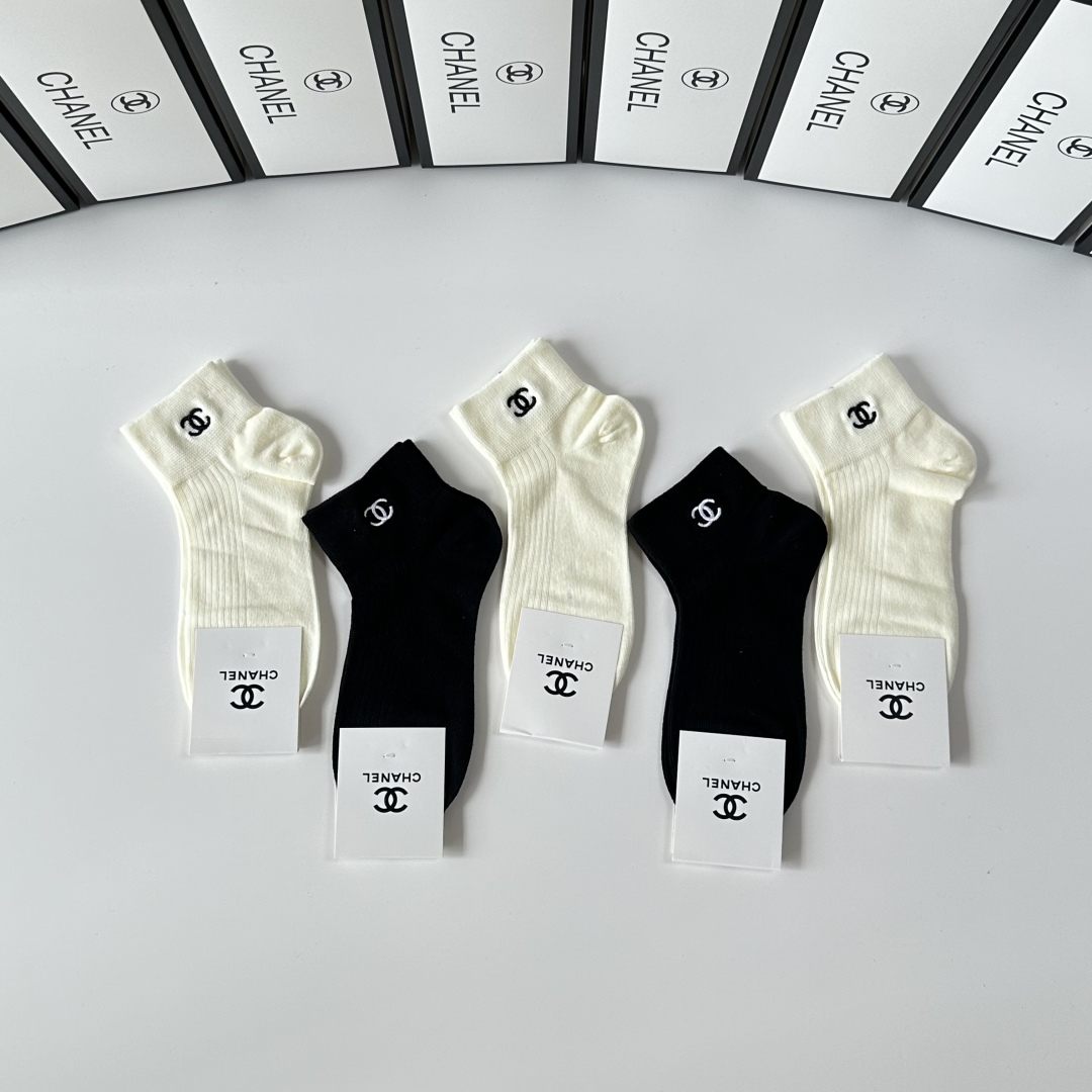💛配专柜包装
Chanel（香奈儿）新款刺绣中短款堆堆袜袜子！一盒两双，专柜同步款袜子，💛大牌出街，潮人