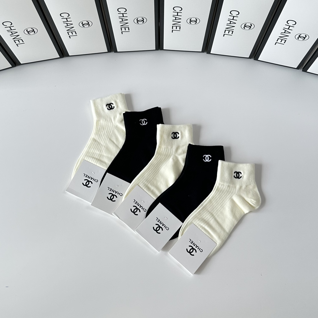 💛配专柜包装
Chanel（香奈儿）新款刺绣中短款堆堆袜袜子！一盒两双，专柜同步款袜子，💛大牌出街，潮人