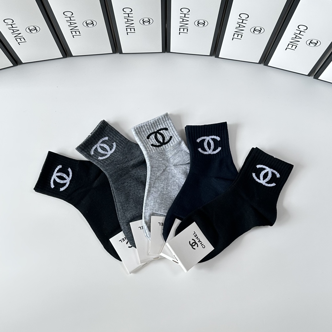  💛配包装
Chanel（香奈儿）新款经典中筒袜堆堆袜袜子！一盒五双， 专柜同步筒袜袜子，💛大牌出街，潮