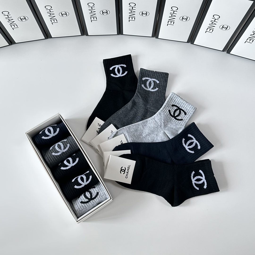  💛配包装
Chanel（香奈儿）新款经典中筒袜堆堆袜袜子！一盒五双， 专柜同步筒袜袜子，💛大牌出街，潮