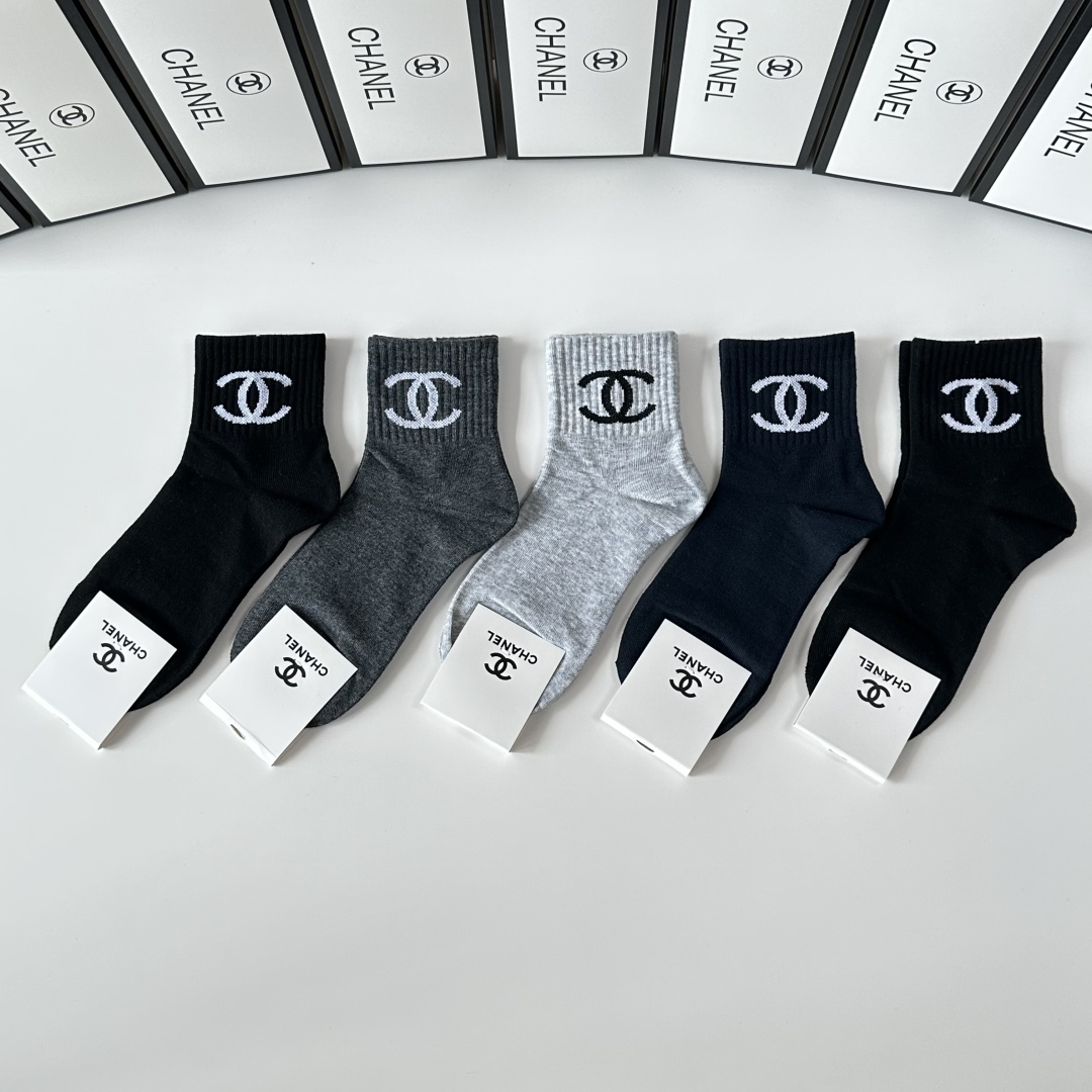  💛配包装
Chanel（香奈儿）新款经典中筒袜堆堆袜袜子！一盒五双， 专柜同步筒袜袜子，💛大牌出街，潮