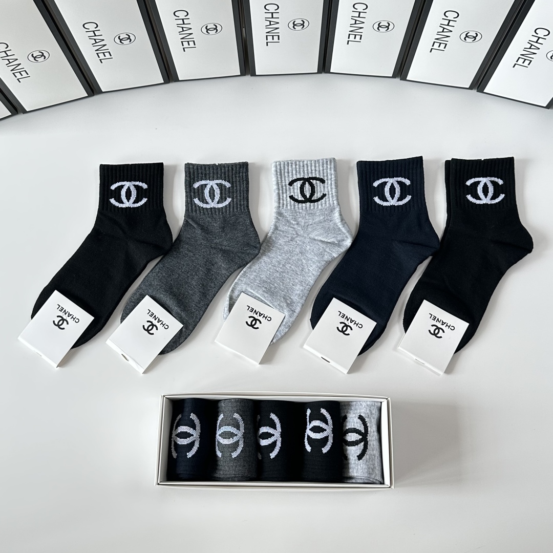  💛配包装
Chanel（香奈儿）新款经典中筒袜堆堆袜袜子！一盒五双， 专柜同步筒袜袜子，💛大牌出街，潮