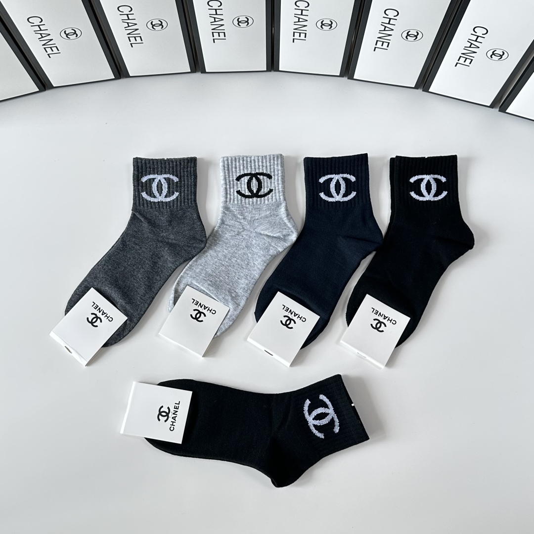  💛配包装
Chanel（香奈儿）新款经典中筒袜堆堆袜袜子！一盒五双， 专柜同步筒袜袜子，💛大牌出街，潮