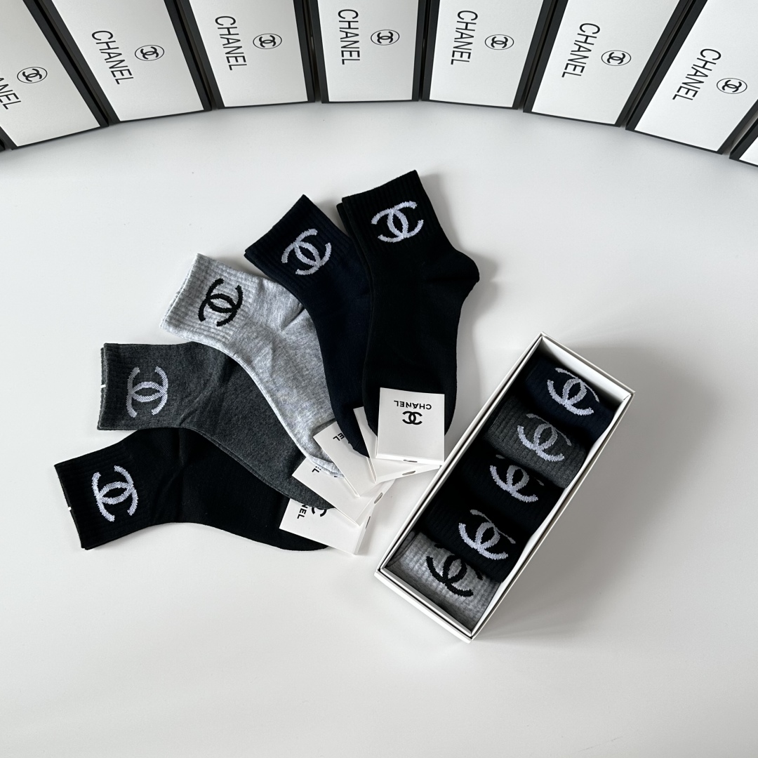  💛配包装
Chanel（香奈儿）新款经典中筒袜堆堆袜袜子！一盒五双， 专柜同步筒袜袜子，💛大牌出街，潮