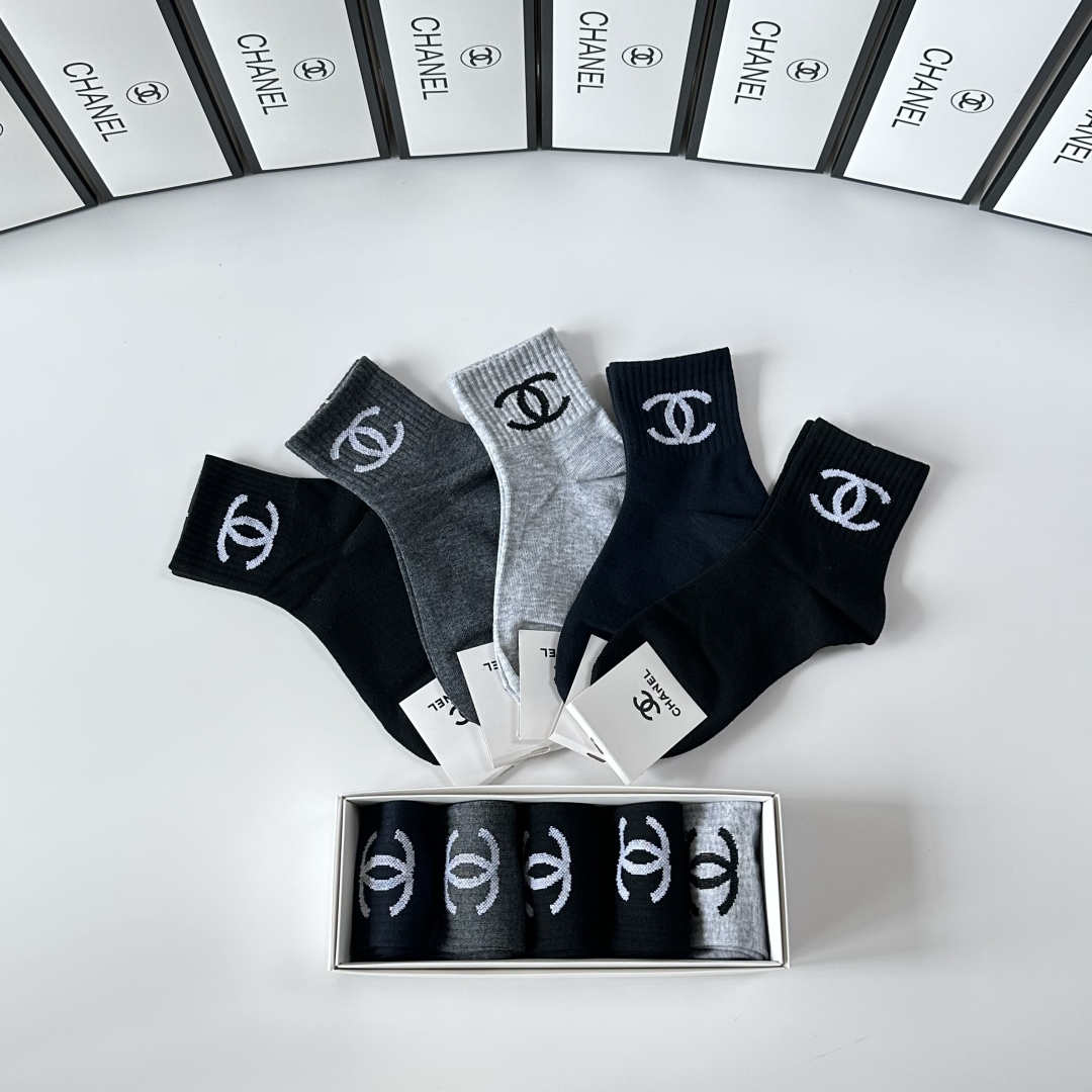  💛配包装
Chanel（香奈儿）新款经典中筒袜堆堆袜袜子！一盒五双， 专柜同步筒袜袜子，💛大牌出街，潮