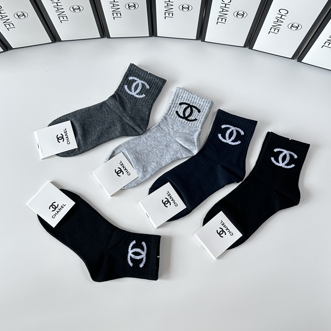  💛配包装
Chanel（香奈儿）新款经典中筒袜堆堆袜袜子！一盒五双， 专柜同步筒袜袜子，💛大牌出街，潮