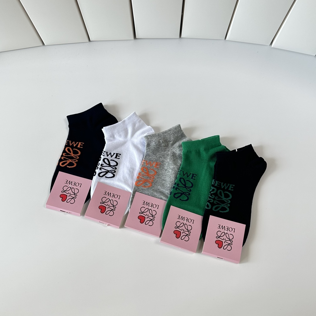  💛配包装
Loewe（罗意威）新款经典中短款堆堆袜袜子！一盒五双， 专柜同步筒袜袜子，💛大牌出街，潮人