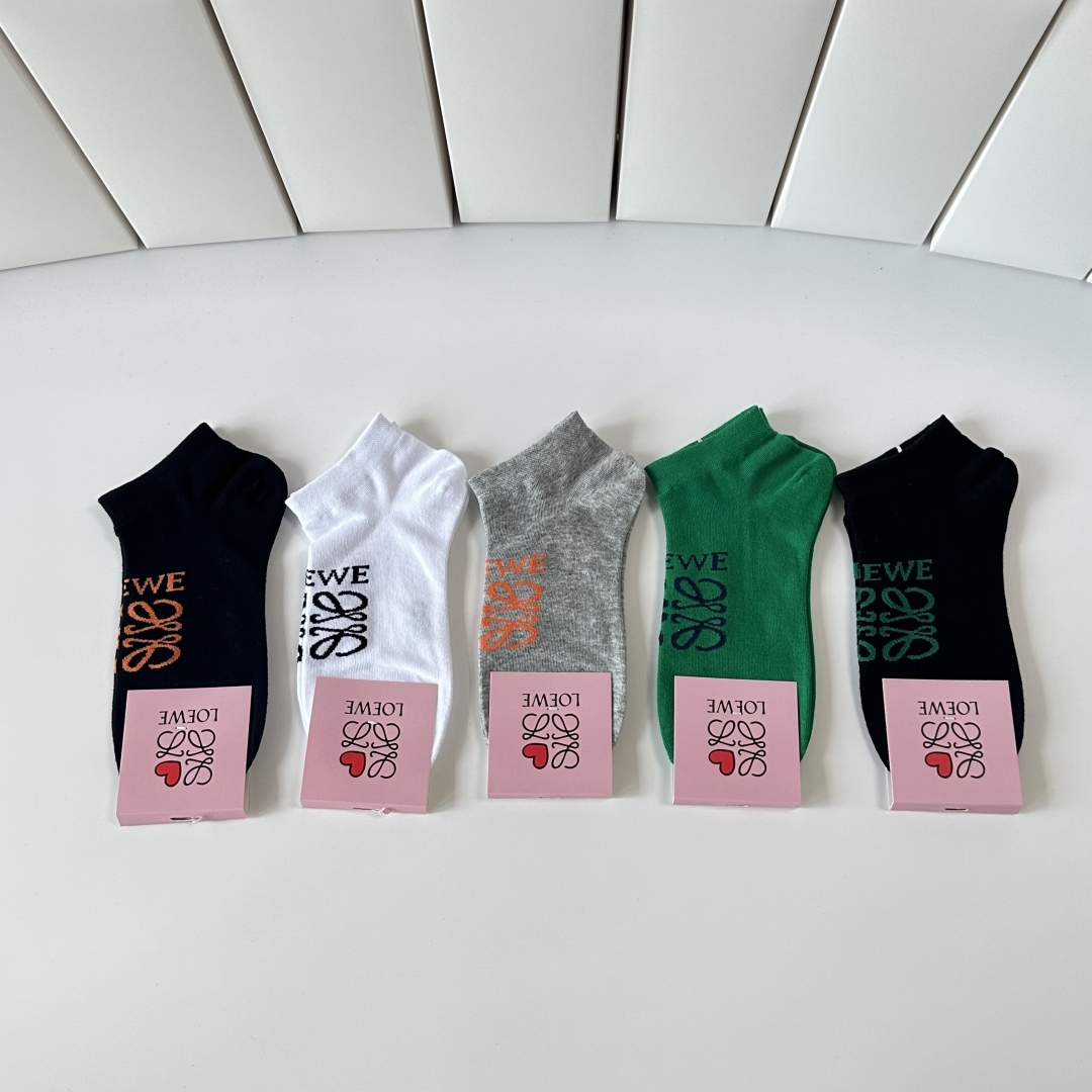  💛配包装
Loewe（罗意威）新款经典中短款堆堆袜袜子！一盒五双， 专柜同步筒袜袜子，💛大牌出街，潮人