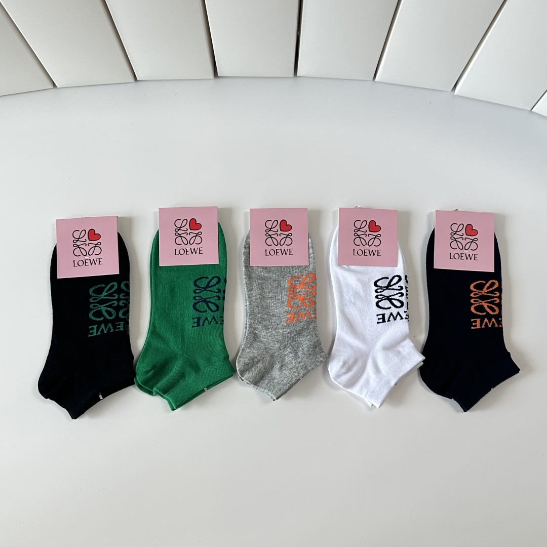  💛配包装
Loewe（罗意威）新款经典中短款堆堆袜袜子！一盒五双， 专柜同步筒袜袜子，💛大牌出街，潮人
