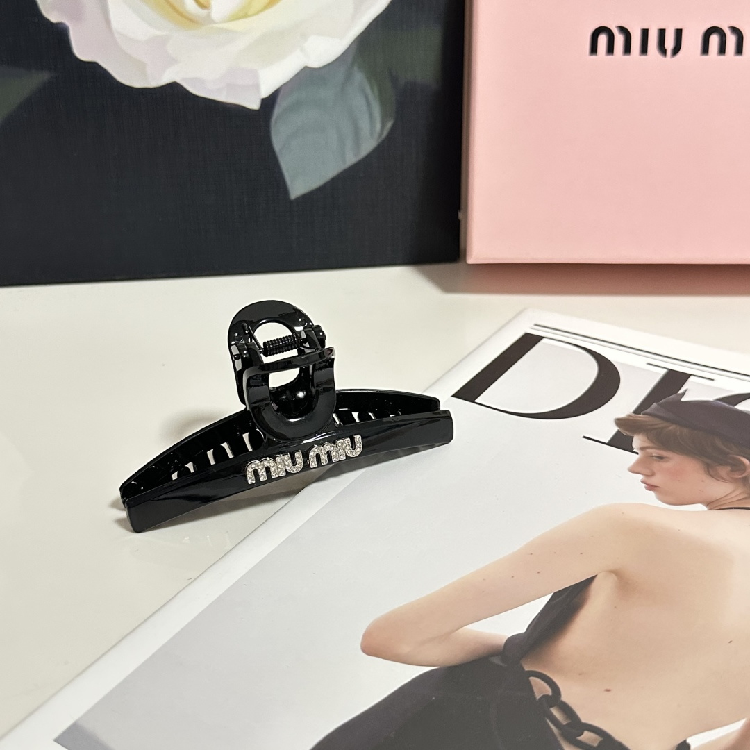 NO:368698,Special (single) with counter packaging MiuMiu (MuMiu) latest hit product is here. Middle-aged vintage retro hardware grabbers. Elegant girl is worth buying. Very easy to match. Temperament and tasteful hairpins, hairpins, miumiu, hairpins19860909特（单个）配专柜包装 MiuMiu（缪缪）最新爆款来啦 中古vintage复古五金抓夹 优雅的girl值得入手 非常好搭配 气质有品位发夹,发夹,miumiu,hairpins,accessory