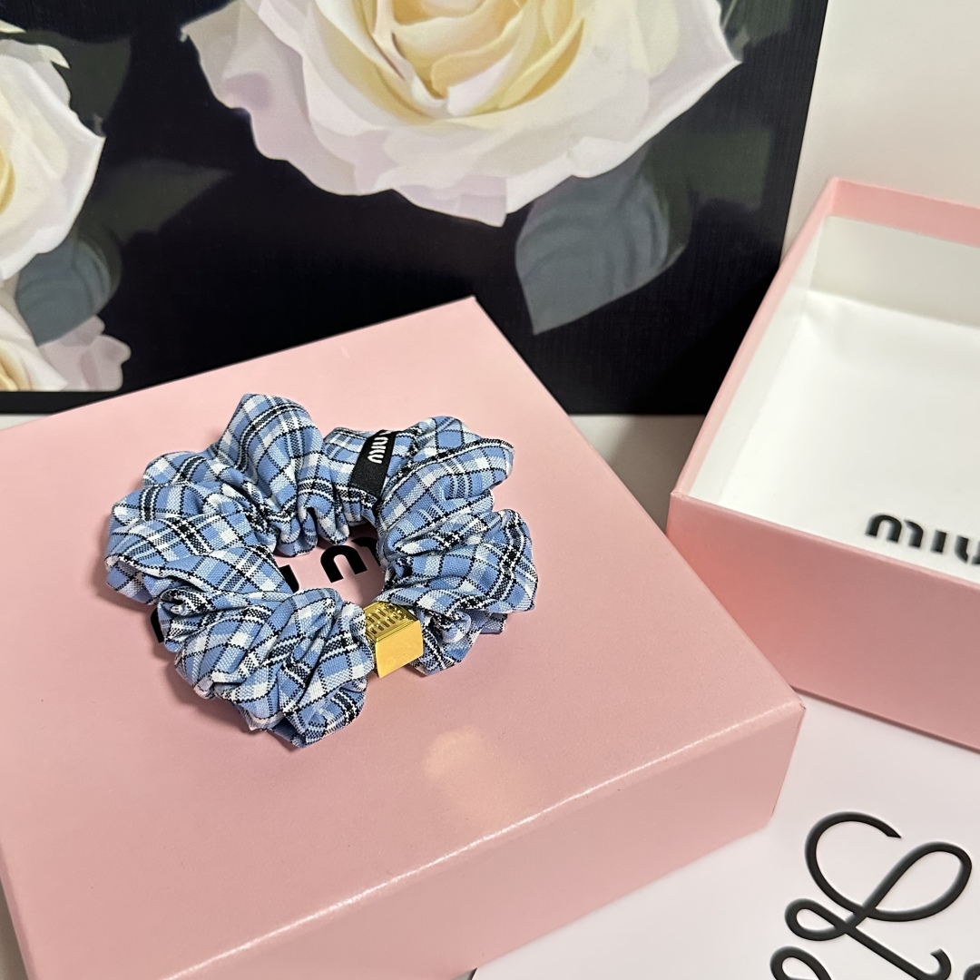  配包装
MiuMiu（缪缪）经典发圈 带头上或者手上都非常好看  时尚百搭人手必备单品☑️