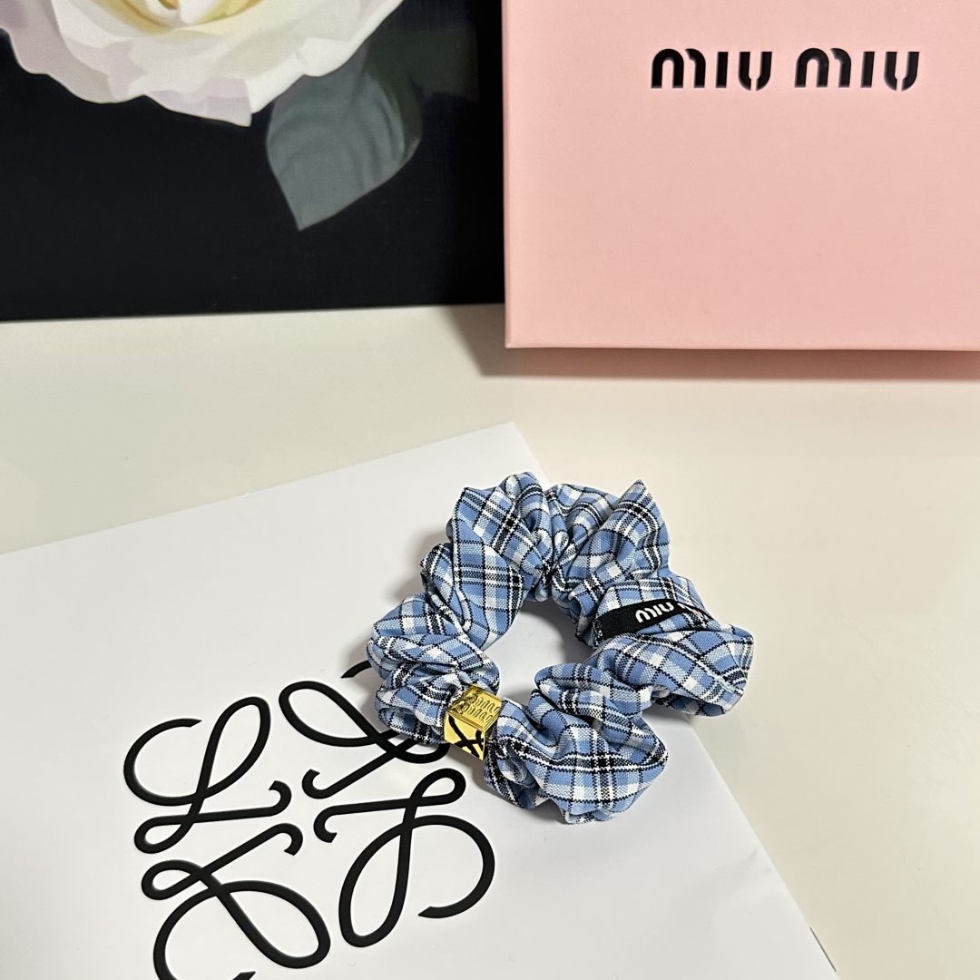  配包装
MiuMiu（缪缪）经典发圈 带头上或者手上都非常好看  时尚百搭人手必备单品☑️