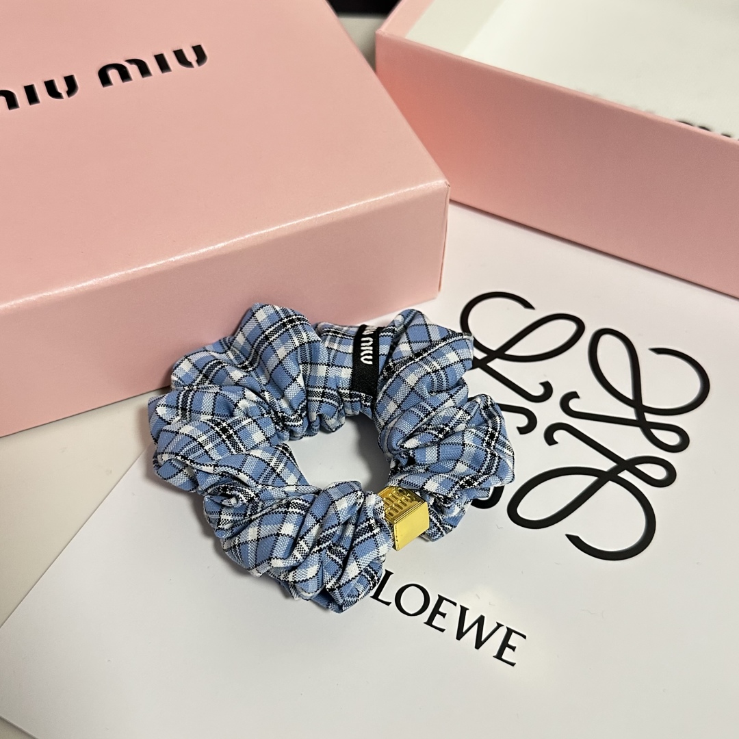  配包装
MiuMiu（缪缪）经典发圈 带头上或者手上都非常好看  时尚百搭人手必备单品☑️