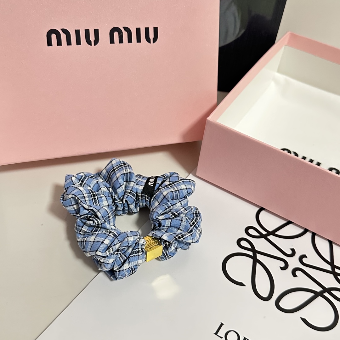  配包装
MiuMiu（缪缪）经典发圈 带头上或者手上都非常好看  时尚百搭人手必备单品☑️