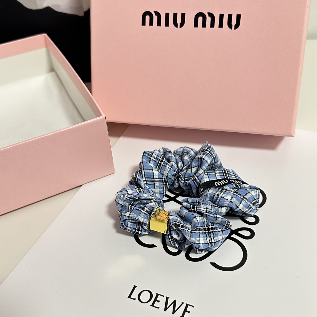  配包装
MiuMiu（缪缪）经典发圈 带头上或者手上都非常好看  时尚百搭人手必备单品☑️