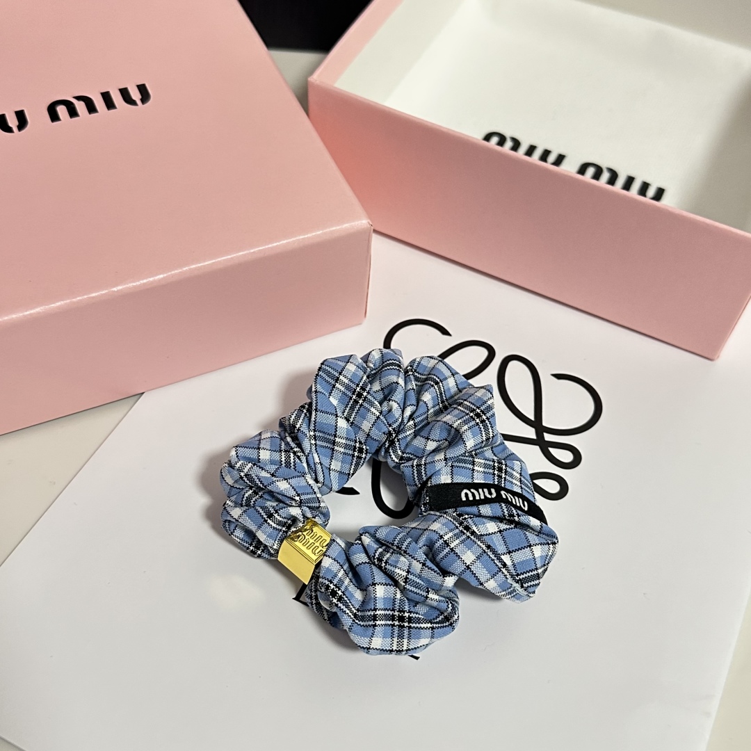  配包装
MiuMiu（缪缪）经典发圈 带头上或者手上都非常好看  时尚百搭人手必备单品☑️