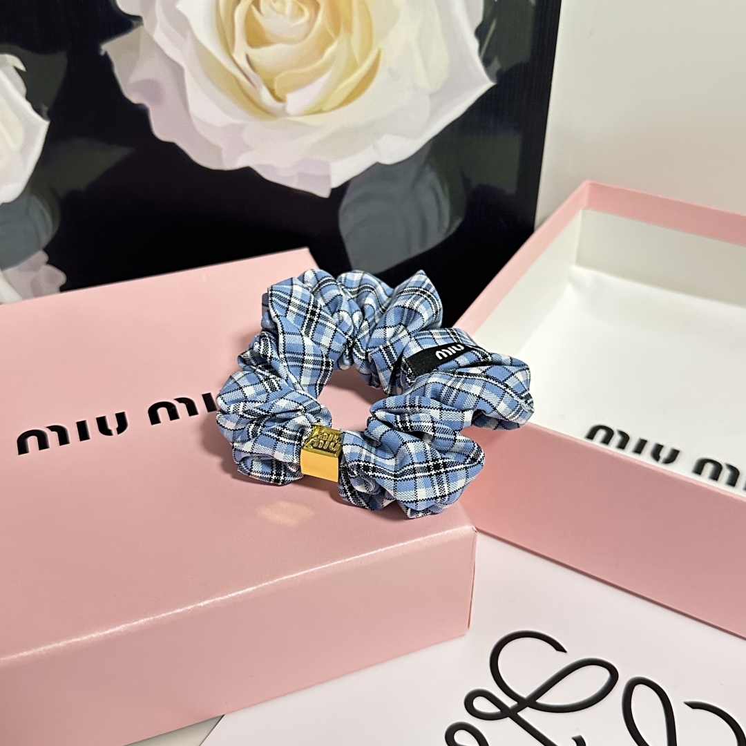  配包装
MiuMiu（缪缪）经典发圈 带头上或者手上都非常好看  时尚百搭人手必备单品☑️