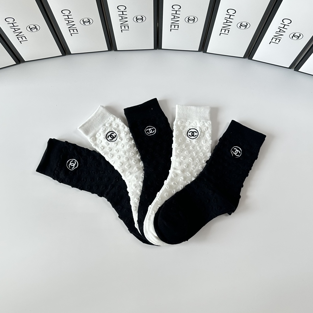 💛配专柜包装
Chanel（香奈儿）新款刺绣中长款堆堆袜袜子！一盒五双，专柜同步筒袜袜子，💛大牌出街，潮
