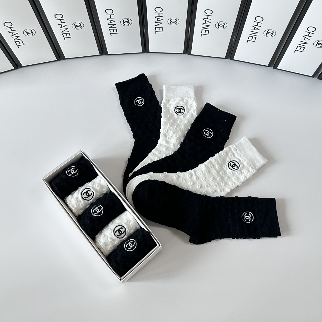 💛配专柜包装
Chanel（香奈儿）新款刺绣中长款堆堆袜袜子！一盒五双，专柜同步筒袜袜子，💛大牌出街，潮