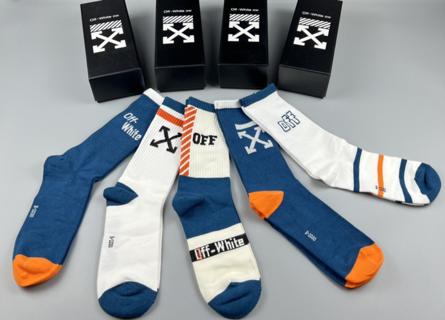  💛配专柜包装
OFF-White 新款中长款堆堆袜袜子！一盒五双，专柜同步筒袜袜子，大牌出街，潮人必备