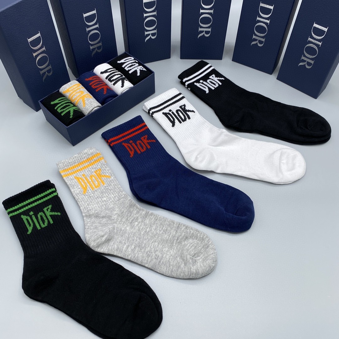  💛配专柜包装
DIOR（迪奥）新款中长款堆堆袜袜子！一盒五双，专柜同步筒袜袜子，大牌出街，潮人必备🔥超