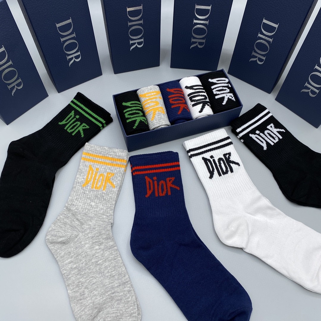  💛配专柜包装
DIOR（迪奥）新款中长款堆堆袜袜子！一盒五双，专柜同步筒袜袜子，大牌出街，潮人必备🔥超