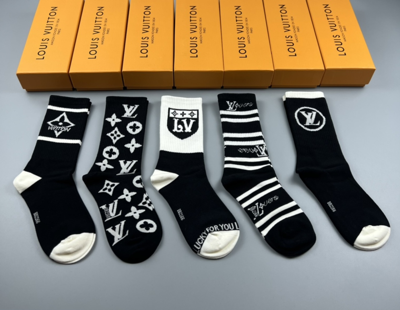 配包装 LV（路易威登）新款中长款堆堆袜袜子！一盒五双， 专柜同步筒款袜子，💛大牌出街，潮人必备🔥超好搭