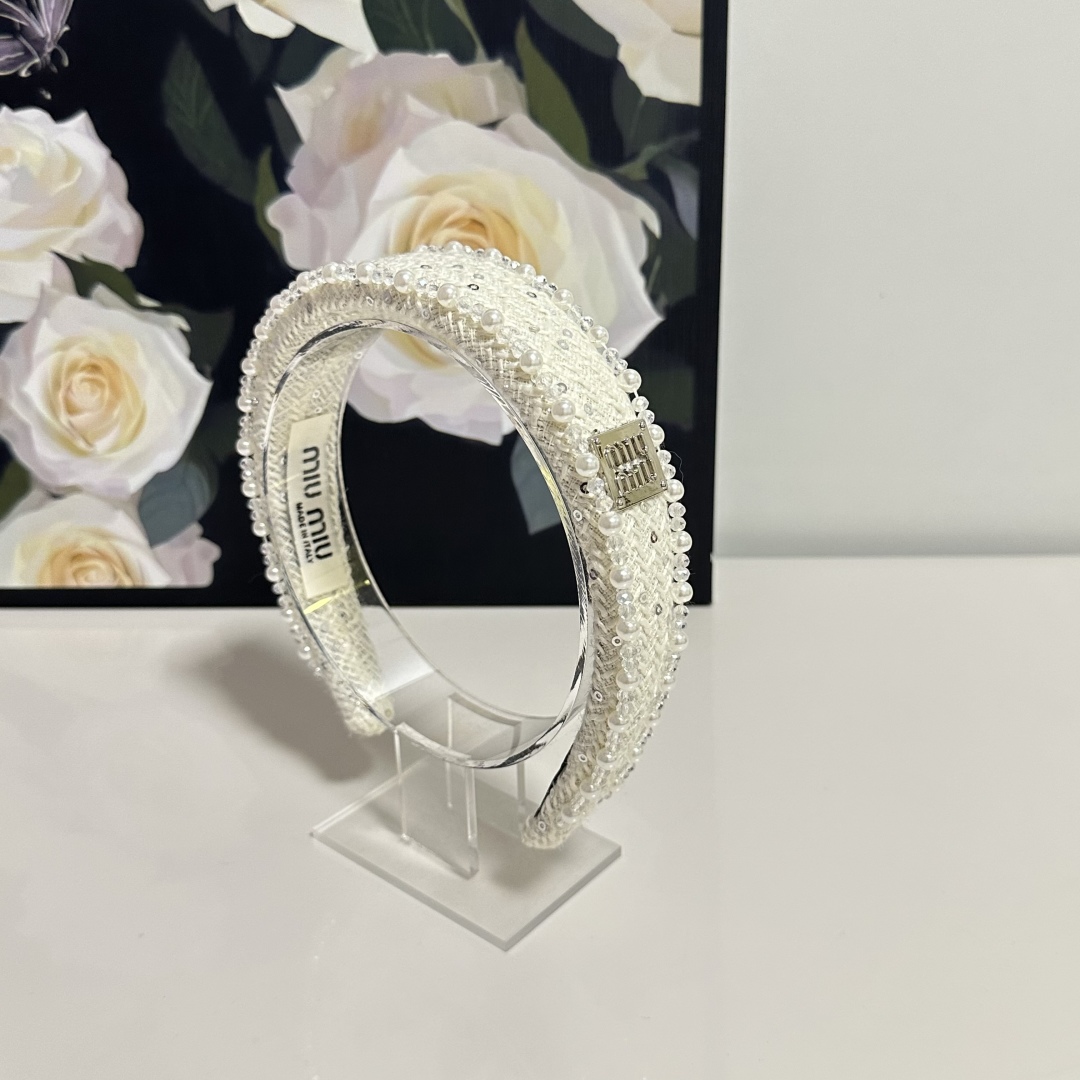  配专柜包装
MiuMiu（缪缪）最新发箍
小仙女快入手
特殊材质 不嘞头
可盐可甜～
