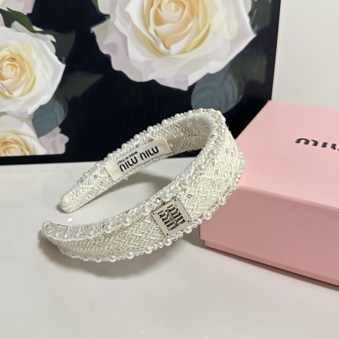  配专柜包装
MiuMiu（缪缪）最新发箍
小仙女快入手
特殊材质 不嘞头
可盐可甜～