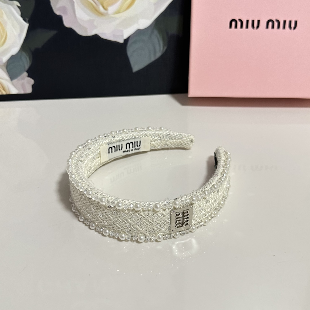  配专柜包装
MiuMiu（缪缪）最新发箍
小仙女快入手
特殊材质 不嘞头
可盐可甜～