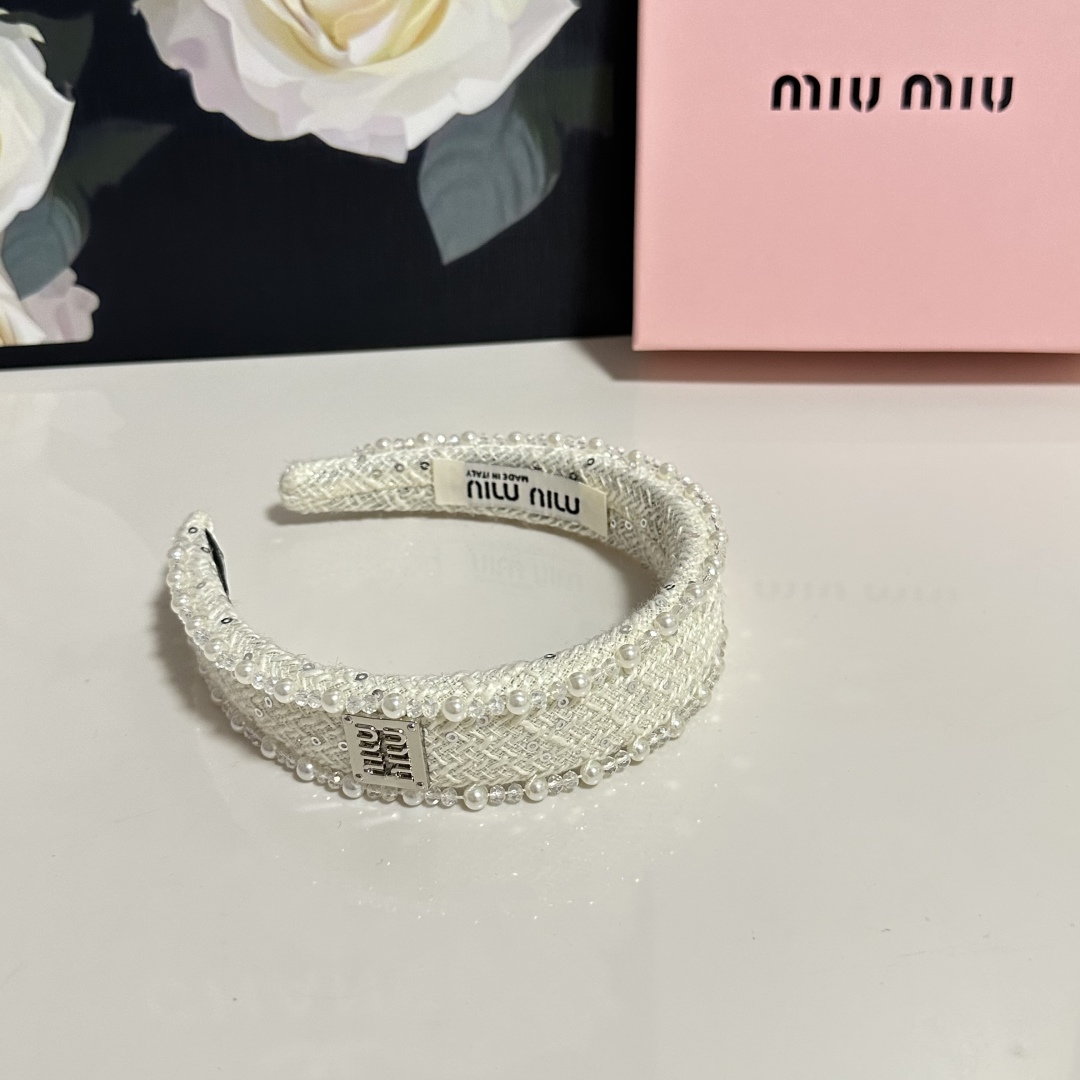  配专柜包装
MiuMiu（缪缪）最新发箍
小仙女快入手
特殊材质 不嘞头
可盐可甜～